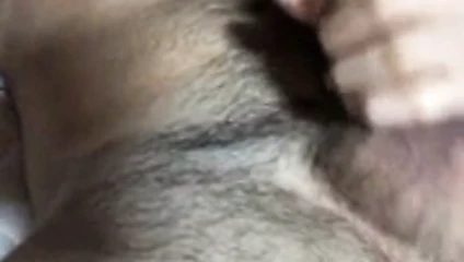 Yakışıklı adam ısınıyor
