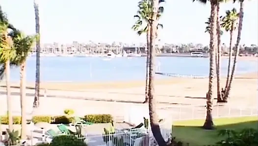 Милфа-блондинка жаждет молодой член