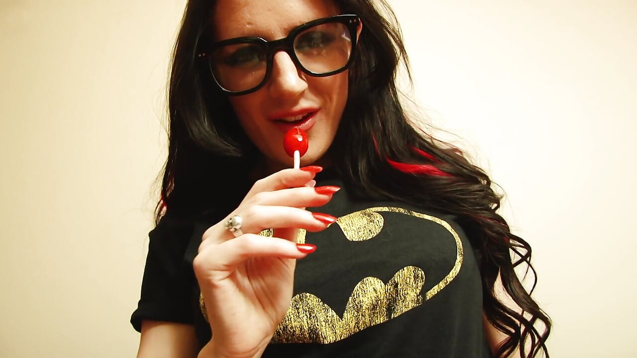 Çarpıcı esmer bomba Batman Samantha Bentley amını yalayarak lolipop yalamayı seviyor
