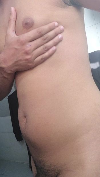 Ragazzo gay che mostra il suo corpo nudo con culo grosso e pakistano
