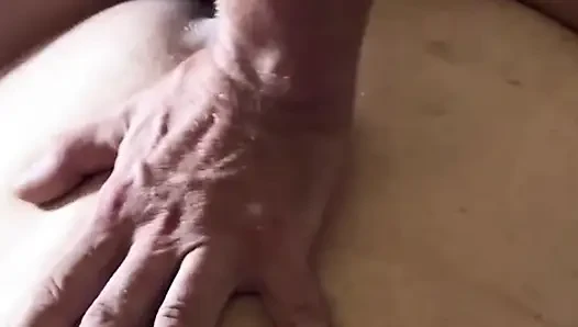 Hell13 karısı izlerken Krash'ın götünü dizlerinin üstüne atıyor.