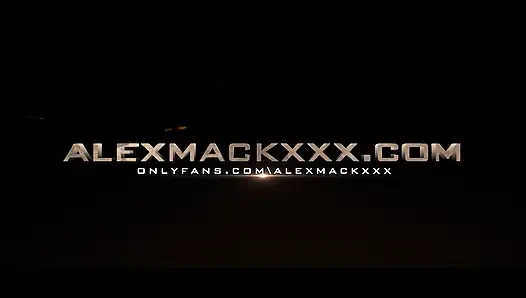 Tamamen doğal büyük memeli tanrıça Alanna Pow sıkı amcığını kullanmama izin veriyor