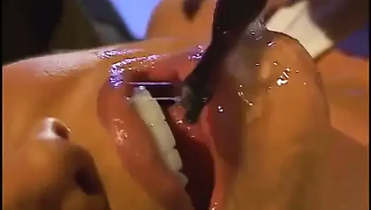 Sağlam mutant mağaradaki güzelliği baştan çıkarıyor