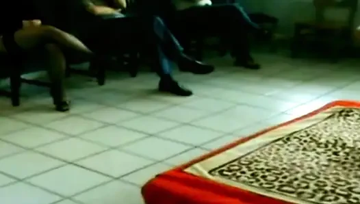Tombul Fransız fahişe ateşli bir üçlü sekste sert sikiliyor