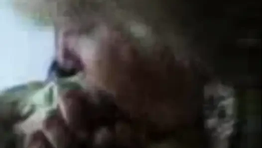 Tante lutscht meinen schwanz und schluckt mein sperma