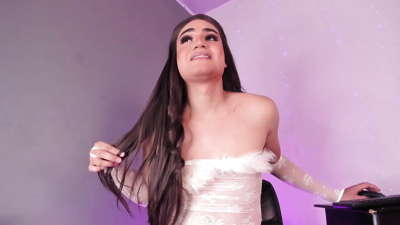 Bella Praat Met Haar Vrienden, Wordt Geil En Showt Haar Harde Lul