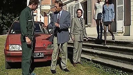 Fisting boneka jerman yang kecanduan berbagi kontol di threesome di luar ruangan