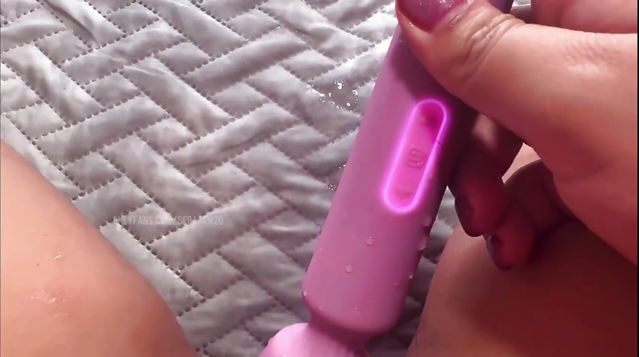 College plays with her clitoris, her bed is squirt