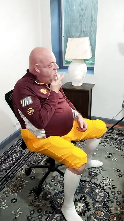 El entrenador inspecciona el pene de los jugadores antes del juego grande.