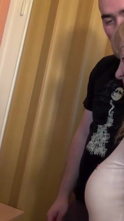 Must-see moment from "Die Nachbars Milf mit enger Fotze auf der Couch befridigt"