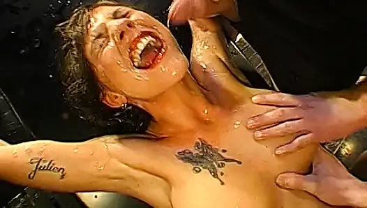 En iyi bukkake ggg John Thompson'da anal döllemeden sperm emiyor