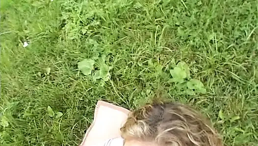 Симпатичная телочка-блондинка сосет твердый член на улице