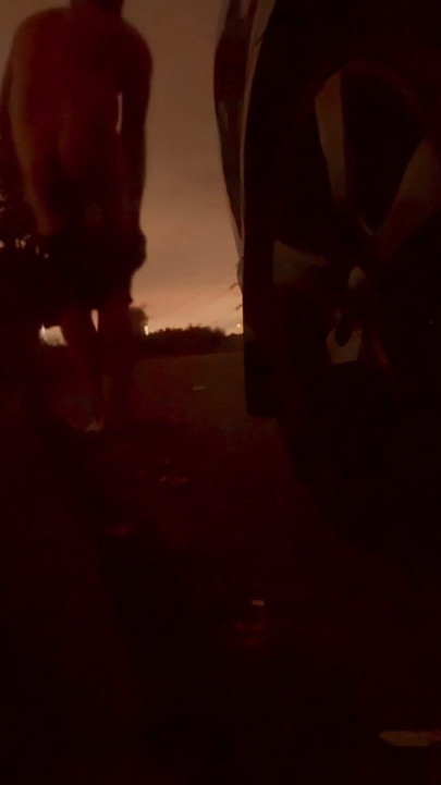 รถมากมายผ่านฉันเมื่อฉันแก้ผ้าข้างถนนที่ยุ่งทุกคนสามารถเห็นฉัน | คลิป 1