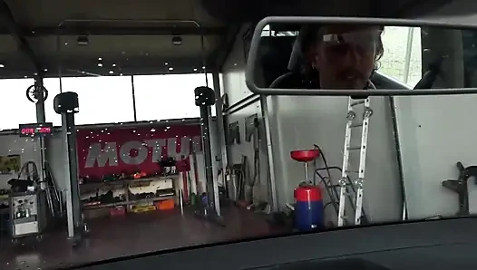 Татуированная девушка с большими сиськами трахается, мастурбирует в лимузине