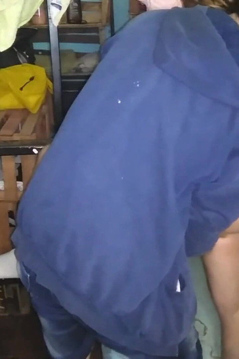 Meu se joacă cu curul meu și mă fute pe la spate când toată lumea