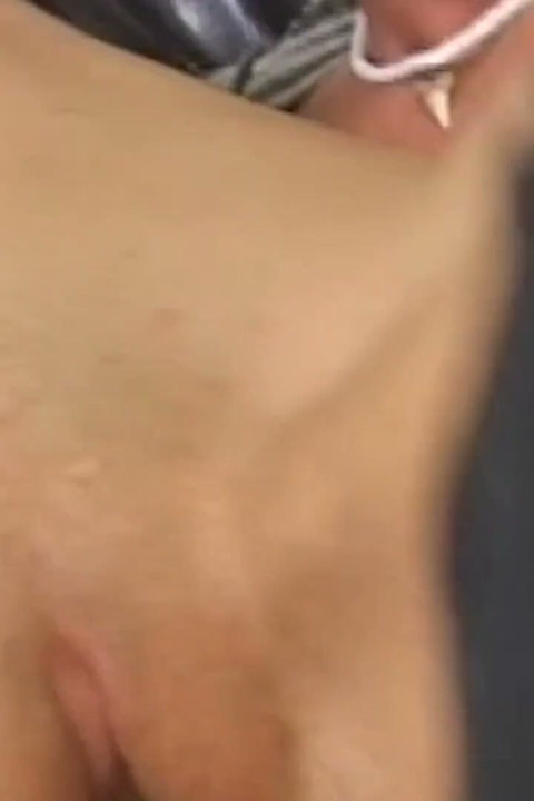 Su culona se ría alrededor de su pecho y pide sexo duro