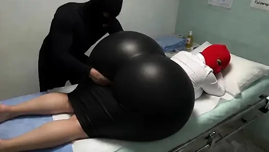 Мачеха с большой задницей получает глубокий масляный массаж на ее огромную жопу