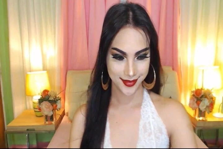 Csinos tranny csaj maszturbál webkamerán