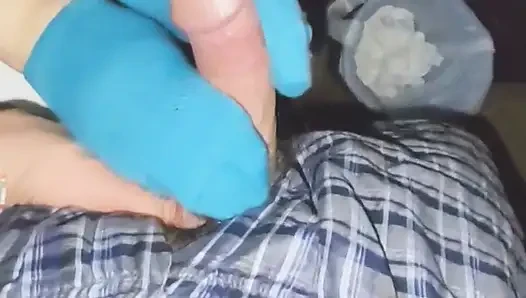 Seksi mavi ayak bileği çoraplı elle muamele çorapla sikiliyor