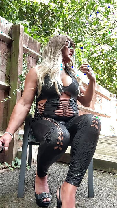 Sexy Crossdresser kellycd2022 en catsuit y tacones de pvc negro