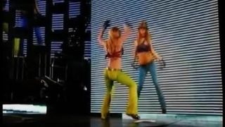 Britney spears在舞台上展示她性感的紧致屁股