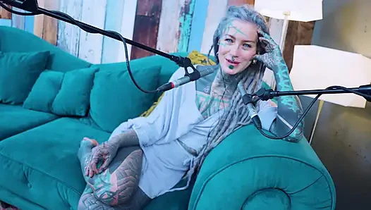 Ich spreche über M - Musik - ASMR podcast SFW spricht goth dünnes mädchen dreadlocks tattoo-modell inked mädchen