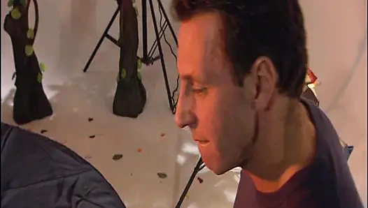 Cewek nakal rambut pirang lagi asik nyepong dan ngentot kontol besar sambil pakai lingerie seksi