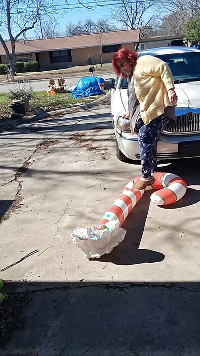 Grande e bonita enfermeira Vicki esmaga esse golpe de Candy Cane
