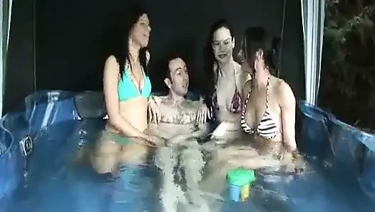 Удивленный в джакузи