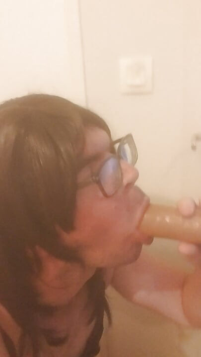 Yona trav french delicately sucks a good dildo
