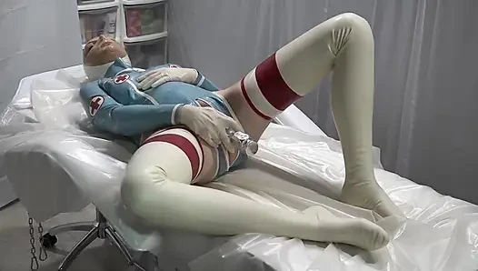 Lateks Danielle - hasta doktoru muayene ediyor ve doktor kendisiyle oynuyor
