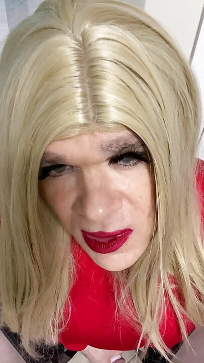 Crossdresser talks to Daddy and sucks him and ask viewers to comment if they want to really play with her