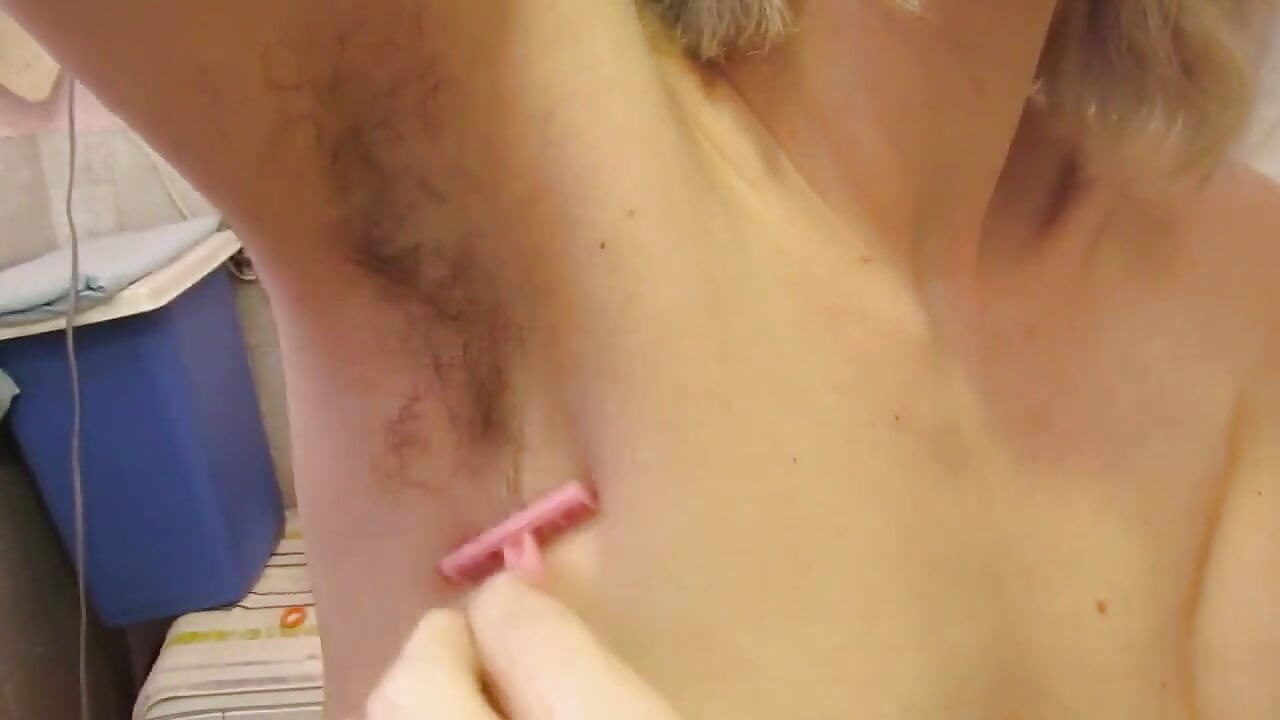 私の余分な毛むくじゃらのPussy+脇の下を剃る