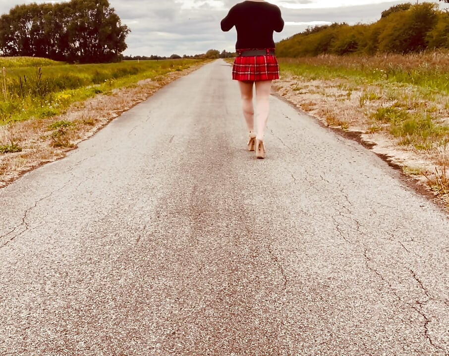 A crossdresser férj a hosszú munkanap után vidékre vonul.