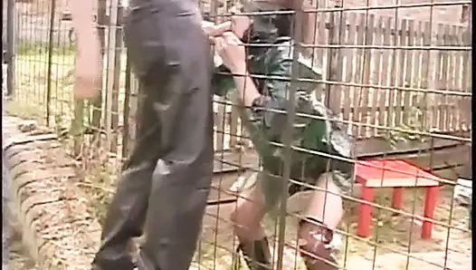 İtaatkar lateks kadın evcil hayvan götten yarak almaya hazır