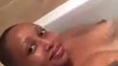 Chela Yegon w zakładce kąpieli