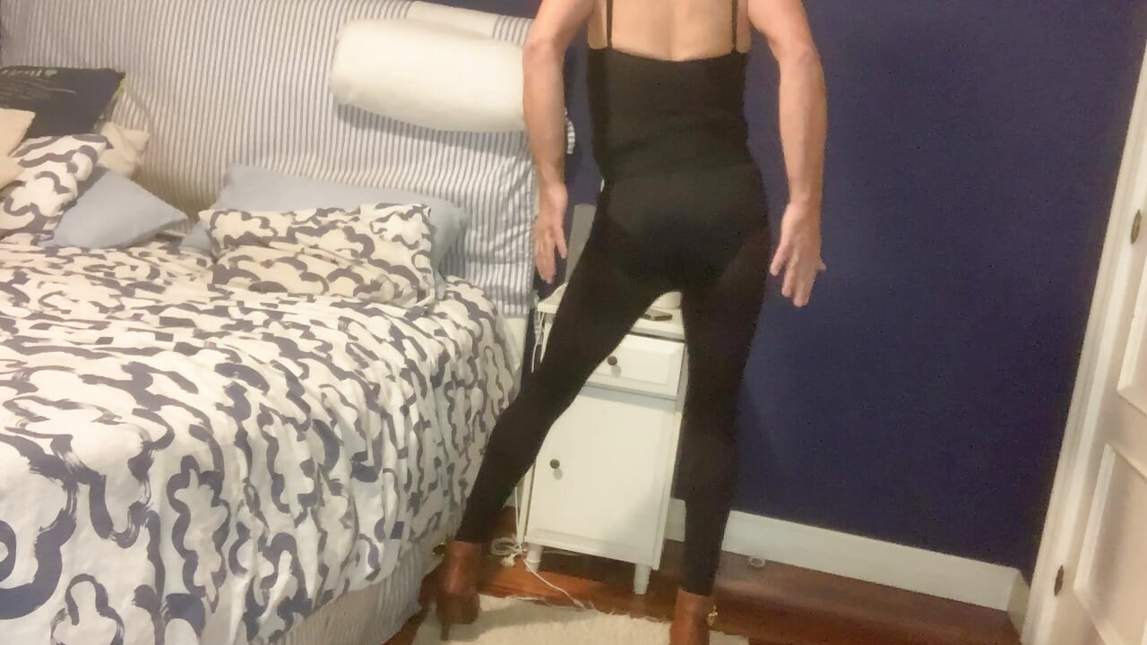 Sa smeđim štiklama moje žene, gležnjačama na štikle