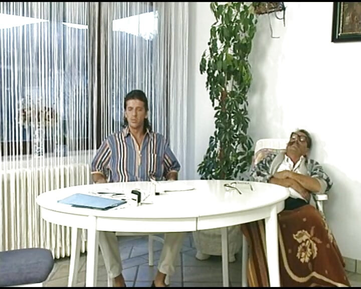 Attraktive deutsche MILF genießt analspiele und fick vor der gesichtsbesamung