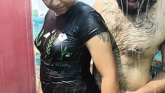 Romansa mandi pasangan panas di kamar mandi