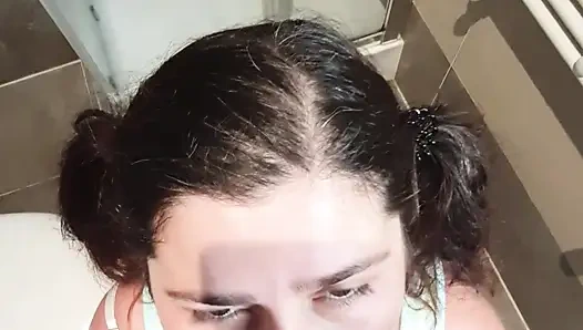 Dumme stieftochter putzt ihre zähne mit sperma, stiefvater betrogen sie