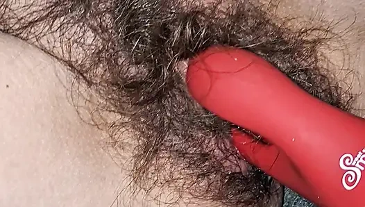 Mainan memek berbulu setelah creampie