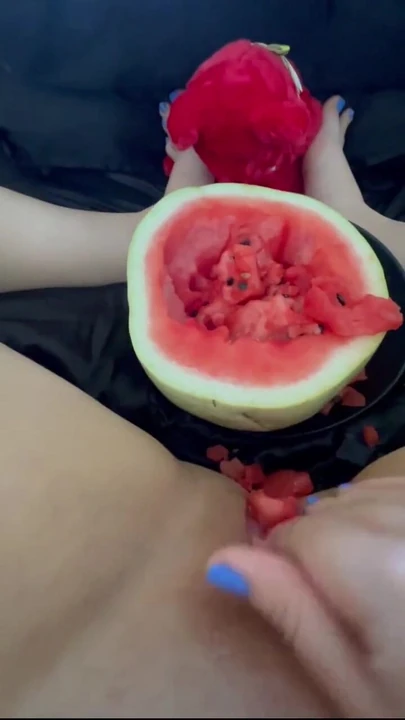 Moment spectaculaire de « 🍉 La pastèque multiplie les orgasmes féminins maison - vidéo arabe complète longue porno 2025 - meilleur amateur saoudien- »