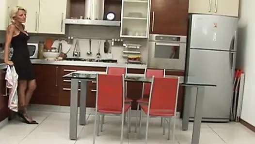 Ateşli evli kadın gırtlağına kadar alıyor