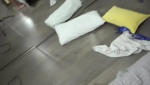 İngiliz adam sarışın fitness modelini sert parmaklayarak fışkırtıyor