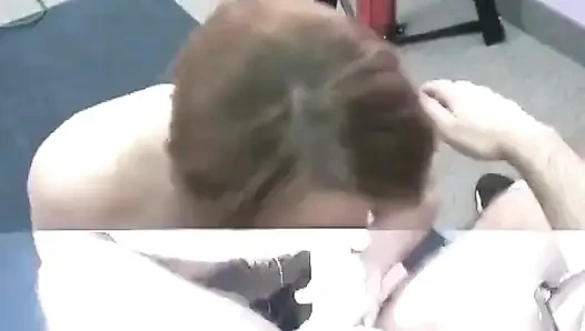 Kızıl saçlı üniversiteli Veronica Logan'a sakso çekiyor
