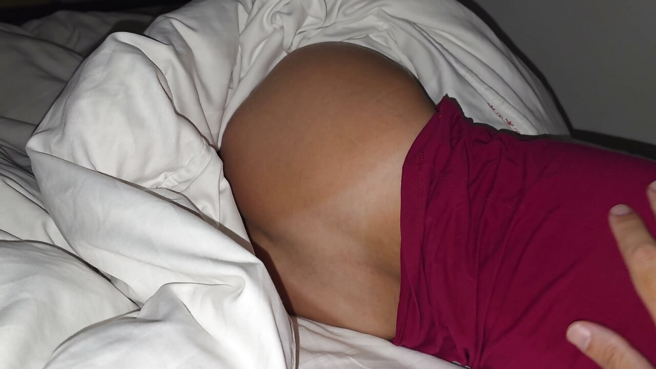 Acordei no meio da noite com o pau duro e dei leitinho pra minha esposa