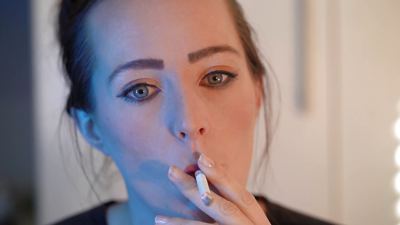 Sensuell närbild röker med liten tjej