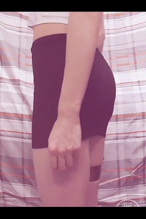 Sissy Crossdresser se skida i dobiva ogromno svršavanje!