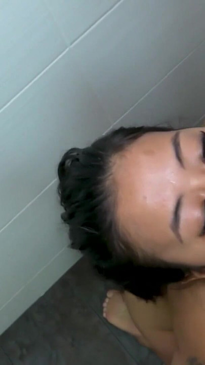 Petite Asiatisk Latina Ludder Drikker Piss For Første Gang Og Blir BESATT | Klipp 1