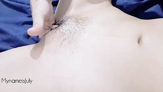 Ich finde ein bisschen Thai, das masturbiert, und beginne, meine ganze Hand in sie zu legen